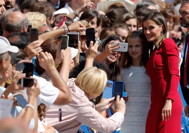 La reina Letizia y la princesa Leonor se fotografían con la multitud en Covadonga. :: Juan Carlos hidalgo / EFE