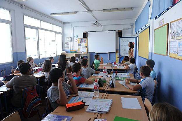 Alumnos en un aula de un centro escolar de Marbella. 