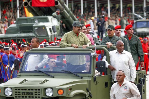 Maduro, en un acto militar que celebró en abril el 16.º aniversario de la vuelta al poder de Chávez. :: efe