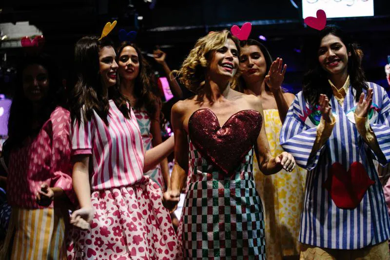 La diseñadora Agatha Ruiz de la Prada llevó su fiesta de color y formas, que no tiene reparo en mezclar, y con las que quiere vestir a Nueva York, al desfile que presentó de su colección primavera verano 2019 en la Semana de la Moda en la Gran Manzana.