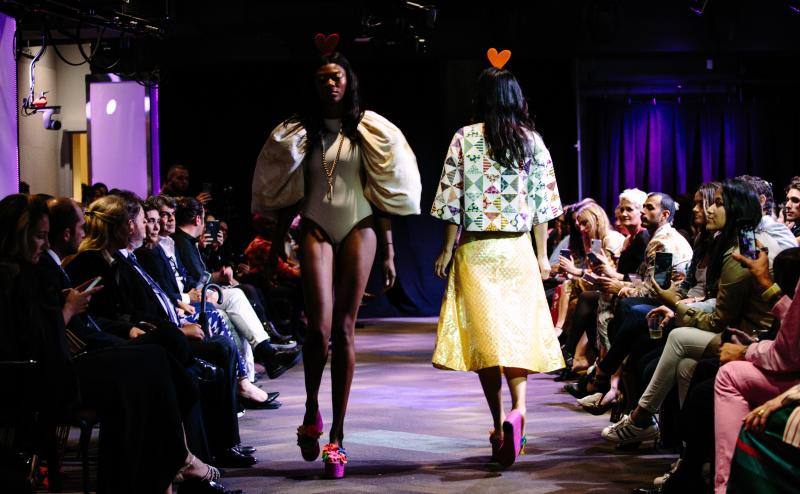La diseñadora Agatha Ruiz de la Prada llevó su fiesta de color y formas, que no tiene reparo en mezclar, y con las que quiere vestir a Nueva York, al desfile que presentó de su colección primavera verano 2019 en la Semana de la Moda en la Gran Manzana.