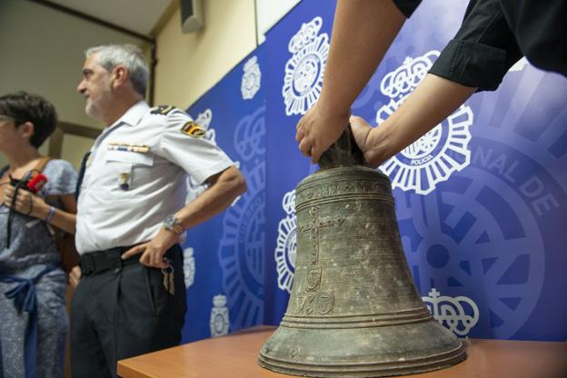 La Policía Nacional muestra la campana sevillana recuperada en Holanda. :: José Manuel PedrosA. efe