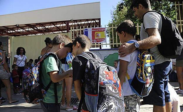 Niños y padres, a las puertas del Lex Flavia Malacitana, un colegio de la zona de El Ejido. 