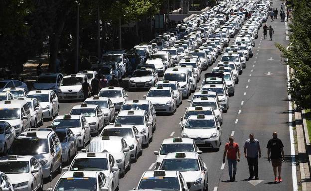 Taxis alineados durante una de las jornadas de huelga. 