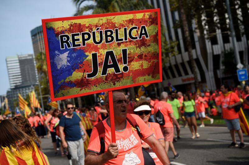 Esteladas, camisetas fluorescentes de color coral patrocinadas por la Asamblea Nacional Catalana (ANC) y lazos amarillos inundan las calles