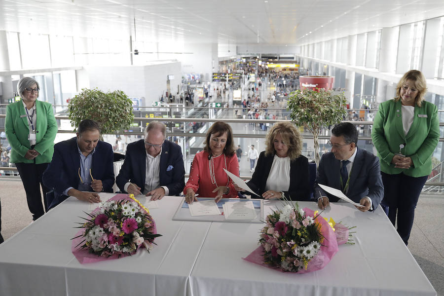 Un avión de la touroperadora TUI llevará el nombre de Costa del Sol por todo el mundo. La aeronave ha sido bautizada en el aeropuerto de Málaga.