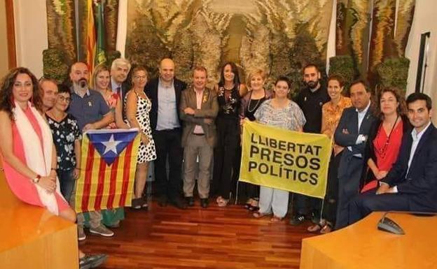 Una de las imágenes del evento más criticada en la que aparece Jurado con los dirigentes de Sant Sarduní d'Anoia y simbología independentista