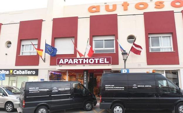 Imagen principal - Arriba, el aparthotel donde ocurrieron los hechos; abajo, agentes al entrar en el cuarto de Sean (izqda).