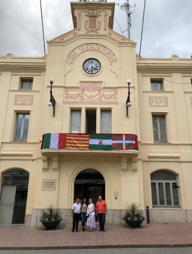 El balcón antes del acto, aún sin símbolos independentistas. 