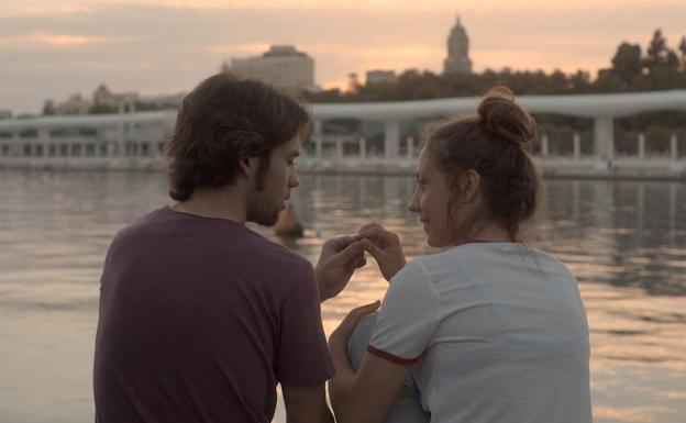 Nacho Montes y Blanca Parés, en una escena de 'Los amores cobardes' rodada en Muelle Uno. 