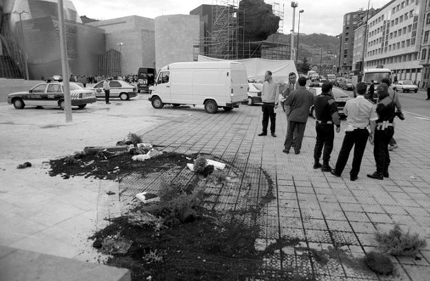 Acceso al Museo Guggenheim de Bilbao tras el atentado que costó la vida al ertzaina José María Agirre en 1997. :: e. c.