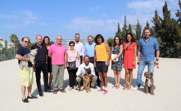 Usuarios del parque canino de Cortijo Alto junto a representantes de Ciudadanos ayer en el recinto.