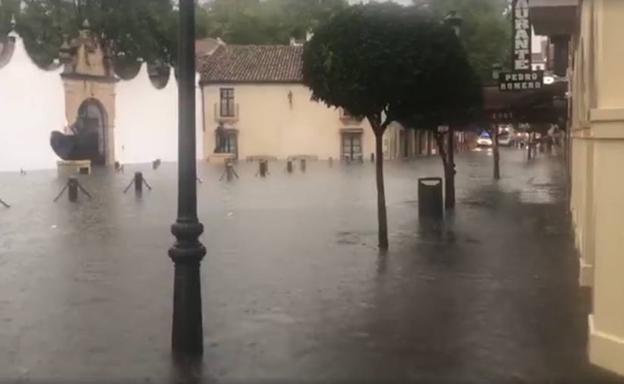 Aspecto que ofrecía el entorno de la Real Maestranza de Ronda en pleno aguacero.