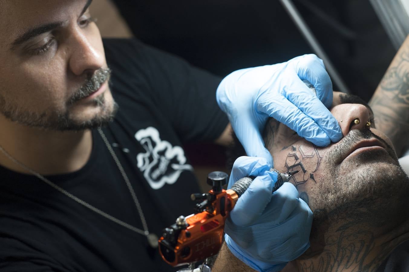 Todo por y para los tatuajes. Málaga celebra la quinta edición de este evento dedicado a este mundo, que acoge novedades y tendencias del sector y un gran número de oportunidedes de llevarse una nueva obra de profesional tatuador. 