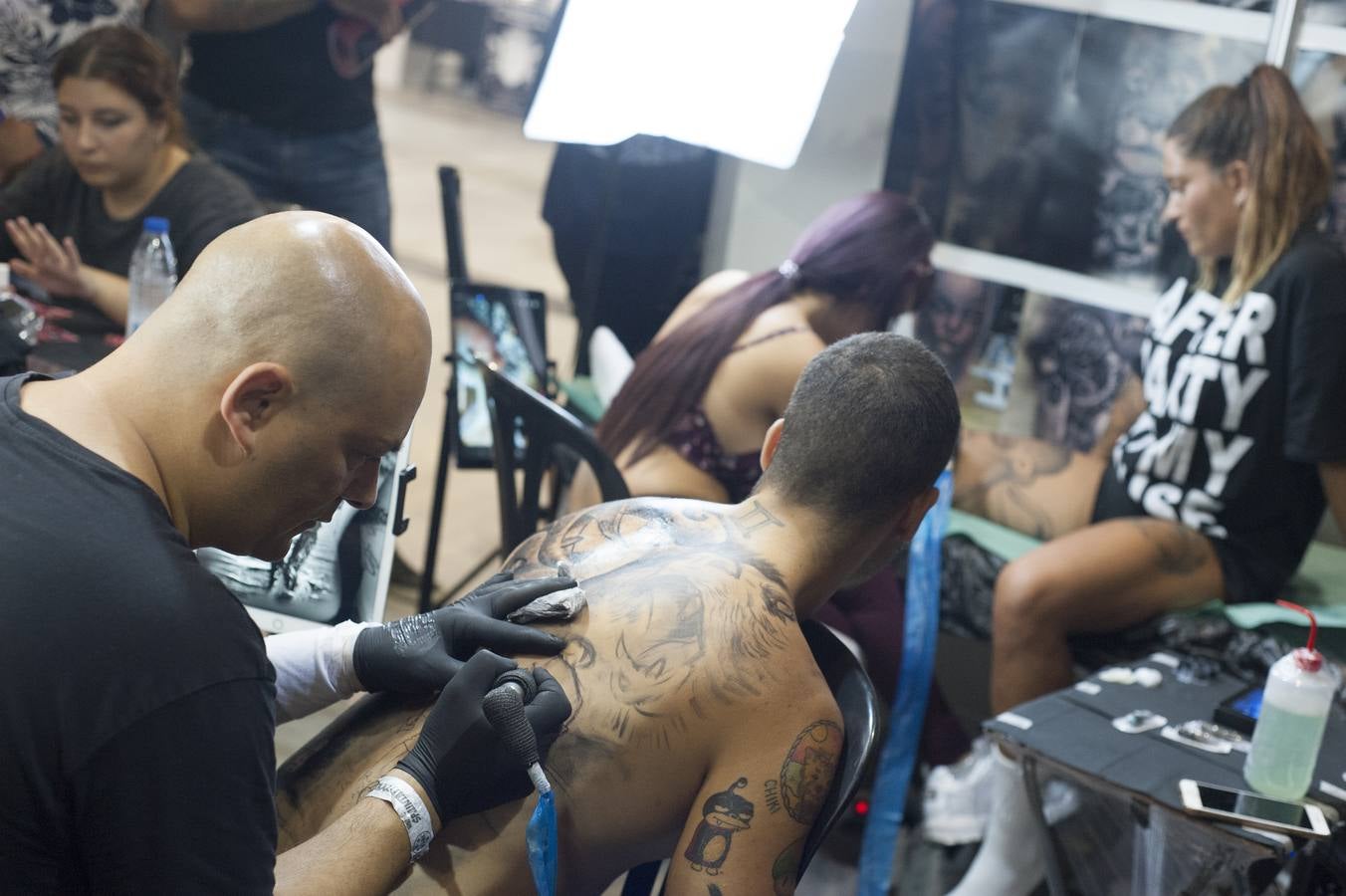 Todo por y para los tatuajes. Málaga celebra la quinta edición de este evento dedicado a este mundo, que acoge novedades y tendencias del sector y un gran número de oportunidedes de llevarse una nueva obra de profesional tatuador. 