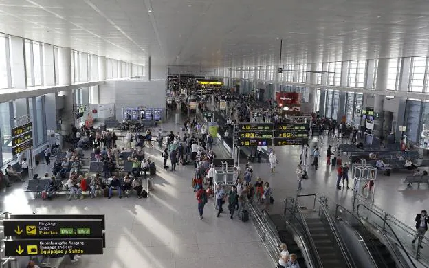El aeropuerto ha perdido pasajeros en agosto por primera vez en nueve años. :: migue fernández