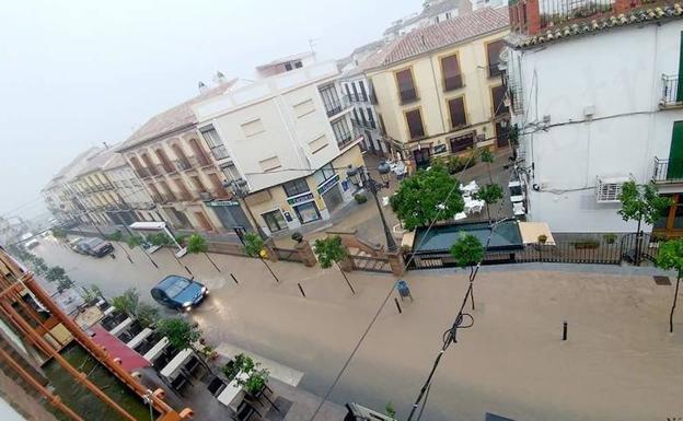 Estado en el que quedó ayer por la tarde una de las principales calles de Archidona. 