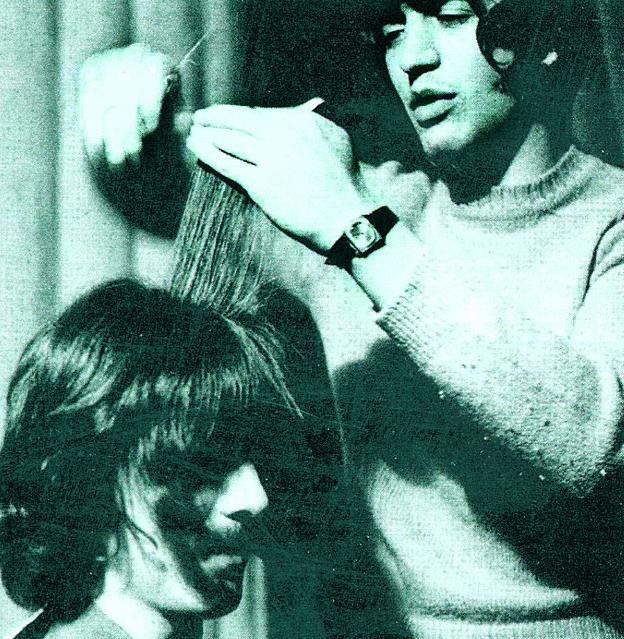 Las manos del 'corte Beatle'