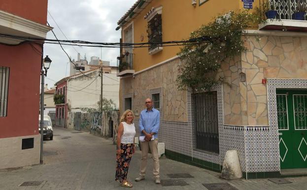 Ramos y Zorrilla, en la calle Carril, entre dos casas y muchos solares abandonados.