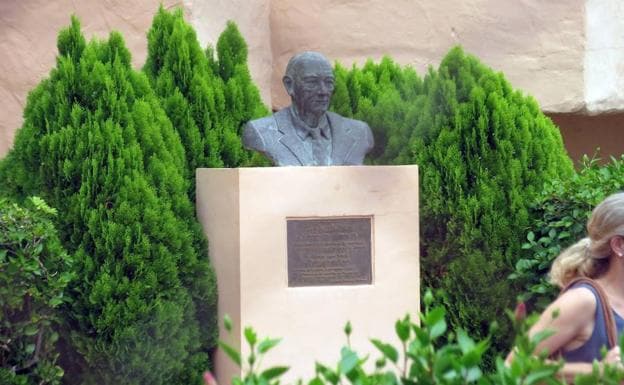 Busto de Juan Hoffman en el interior del colegio. 