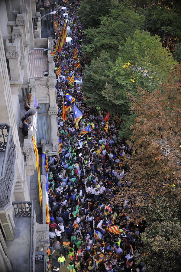 Hace un año, los presidentes de la ANC y Ómnium, hoy en prisión, llamaron el 20 de setiembre del año pasado a la ciudadanía a movilizarse frente a la Consejería de Economía por los registros que alli estaban realizando efectivos de la Guardia Civil. Allí se congregaron 40.000 personas en lo que se definió como un asedio.