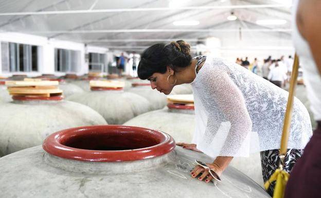 Teresa Rodríguez, durante una visita este jueves a Montemayor. 