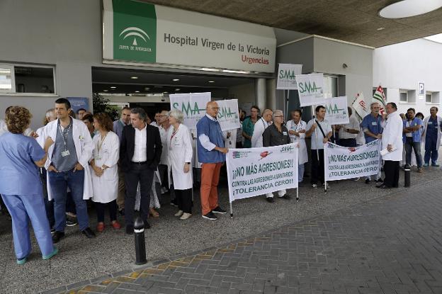 Concentración contra las agresiones habida ayer en la puerta de las urgencias del Clínico.