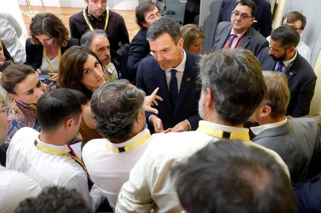 El presidente del Gobierno, Pedro Sánchez, conversa con los periodistas en la cumbre informal europea de Salzburgo. :: juanjo martín / efe