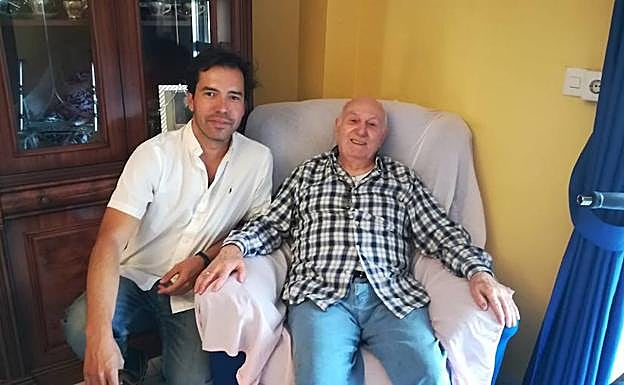 El voluntario Diego Cochofel con Salvador Bellido