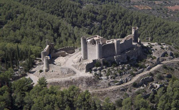 Imagen principal - Alcalà de Xivert, un pueblo del Maestrazgo, en el interior de Castellón, conserva su castillo templario en muy buen estado de conservación. Con la desaparición de los templarios, la fortaleza pasó a la Orden de Montesa. Abajo, el castillo de Peñíscola fue otro de sus bastiones. Cambiaron Tortosa por Peñíscola a cambio de una fortuna.