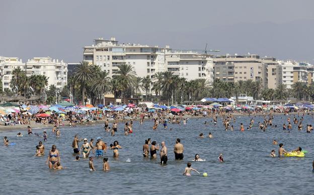 Aspecto de una de las playas de la capital, llenas como un día de pleno verano. :: migue fernández