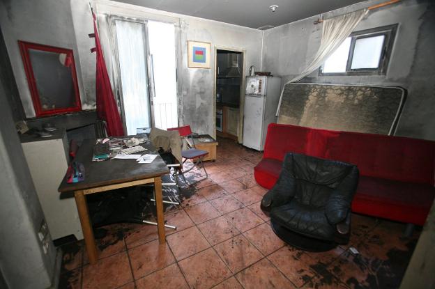 Estado en que quedó la vivienda
quemada en Reus en noviembre de
2016 al recurrir una anciana, que
murió en el siniestro, a las velas por
no poder pagar la luz. :: j. sellart / EFE