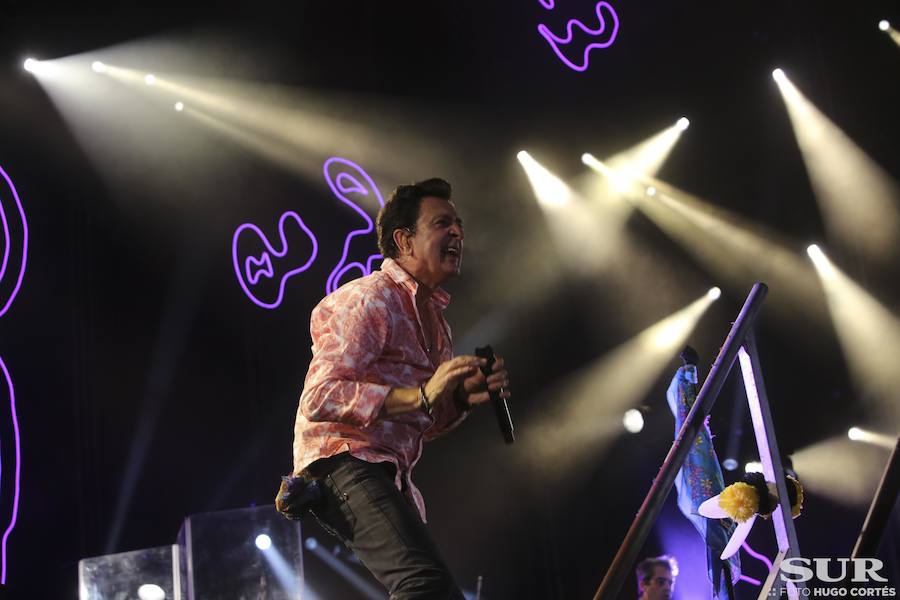 El cantante entusiasmó en el Auditorio bajando del escenario para cantar sus fans