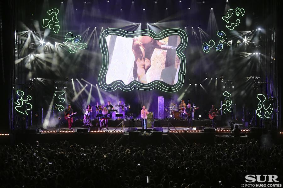 El cantante entusiasmó en el Auditorio bajando del escenario para cantar sus fans