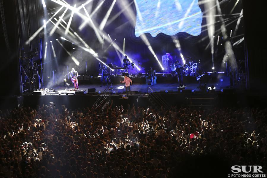 El cantante entusiasmó en el Auditorio bajando del escenario para cantar sus fans