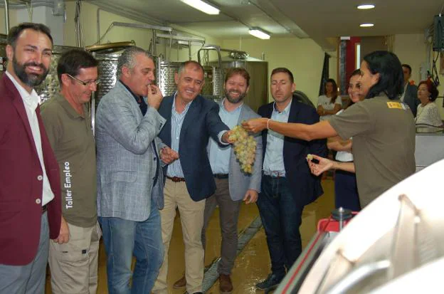 El consejero de empleo y el alcalde de Manilva en la visita al taller. 