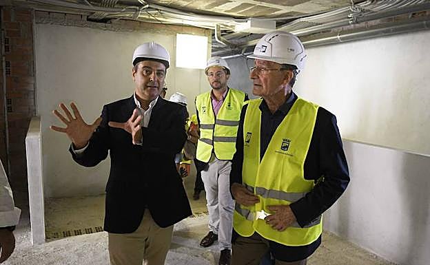 De la Torre, ayer, durante una visita a una promoción de VPO para jóvenes en El Perchel.