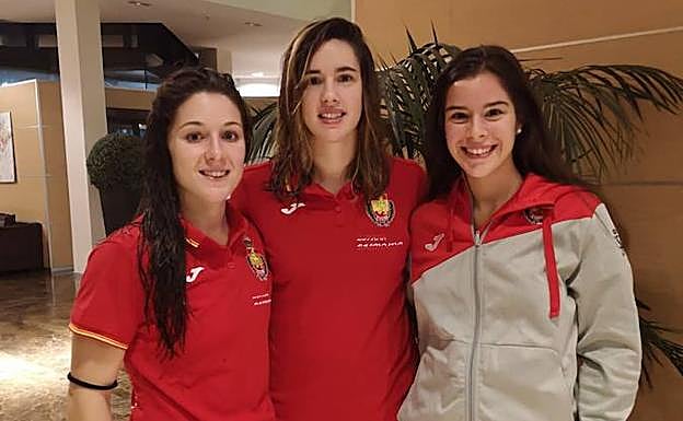 López, Boada y González, ayer en el hotel de concentración tras finalizar el entrenamiento de la tarde con la Selección.