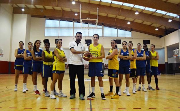 Francis Trujillo (entrenador) y Lorena Liñán (capitana), al frente del Asisa Alhaurín.