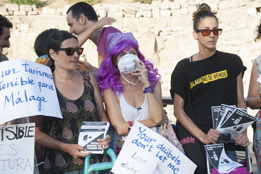 Más de una veintena de asociaciones se han concentrado hoy en Málaga convocados por la plataforma «Málaga No Se Vende» contra la turistificación de los centros históricos y a favor de un modelo turístico sostenible, de calidad y sin efectos negativos sobre la población local.