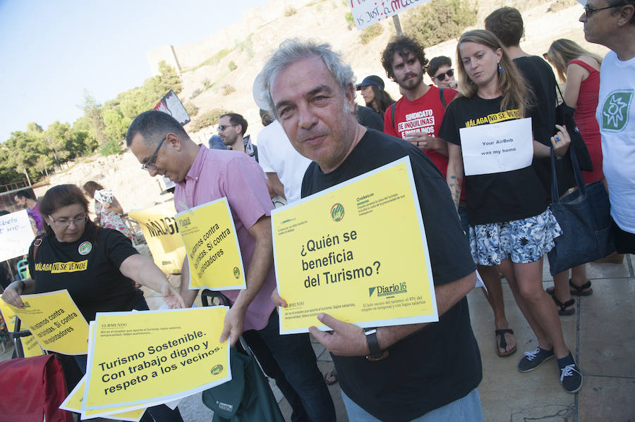 Más de una veintena de asociaciones se han concentrado hoy en Málaga convocados por la plataforma «Málaga No Se Vende» contra la turistificación de los centros históricos y a favor de un modelo turístico sostenible, de calidad y sin efectos negativos sobre la población local.