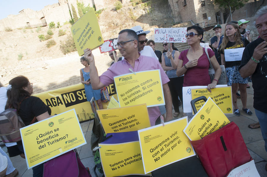 Más de una veintena de asociaciones se han concentrado hoy en Málaga convocados por la plataforma «Málaga No Se Vende» contra la turistificación de los centros históricos y a favor de un modelo turístico sostenible, de calidad y sin efectos negativos sobre la población local.