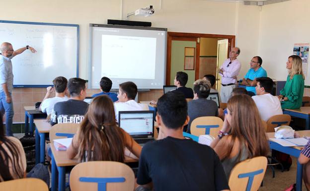 La delegada de Educación ha visitado el IES Mediterráneo, uno de los centros que cuenta con banda ancha. 