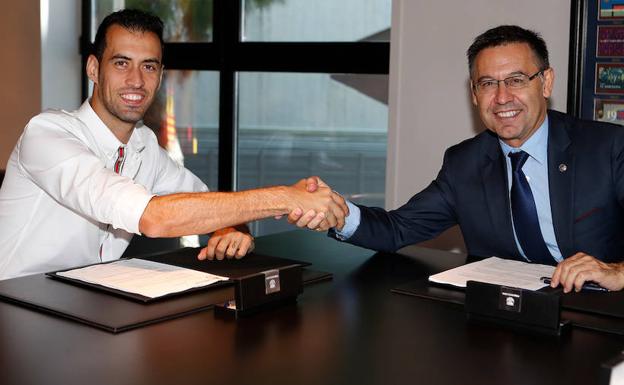 Busquets y Bartomeu, tras firmar la renovación. 