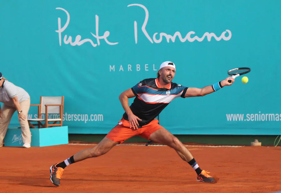 Competición y exhibición se dan la mano en la tercera edición de la Senior Master Cup que acoge el club de Tenis Puente Romano. 