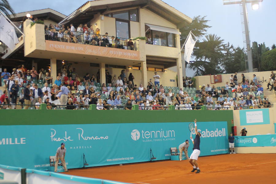 Competición y exhibición se dan la mano en la tercera edición de la Senior Master Cup que acoge el club de Tenis Puente Romano. 