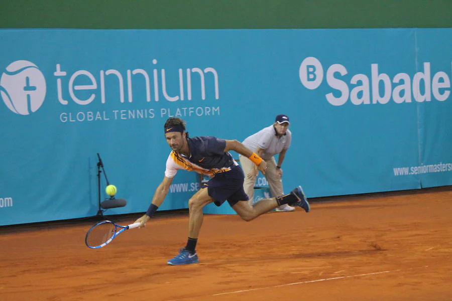 Competición y exhibición se dan la mano en la tercera edición de la Senior Master Cup que acoge el club de Tenis Puente Romano. 