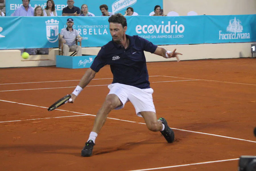 Competición y exhibición se dan la mano en la tercera edición de la Senior Master Cup que acoge el club de Tenis Puente Romano. 
