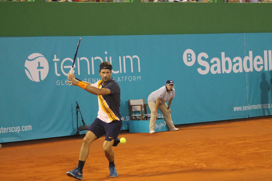 Competición y exhibición se dan la mano en la tercera edición de la Senior Master Cup que acoge el club de Tenis Puente Romano. 