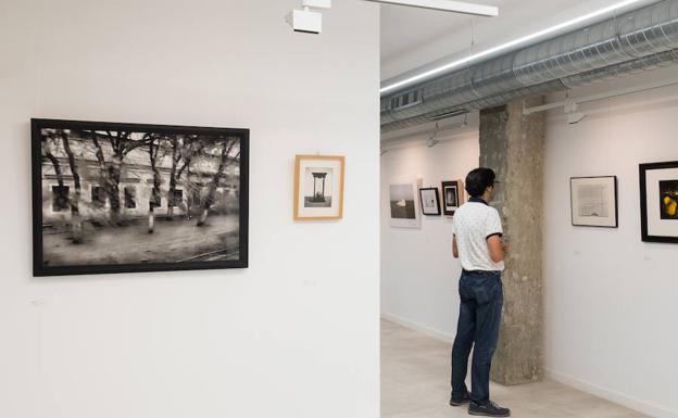 Imagen principal - Detalle del montaje que reúne 21 creaciones de autores de estilos muy diferentes, como el bodegón de Pilar Pequeño junto al minimalismo de Chema Madoz. 